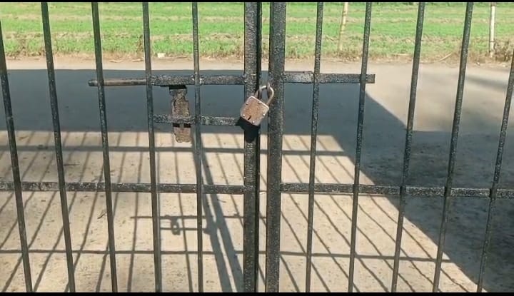 Children going to school amid fear of wildlife, studies are done by closing the gate