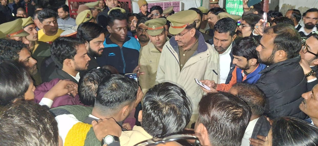 Uproar outside SSP office over giving third degree to advocate