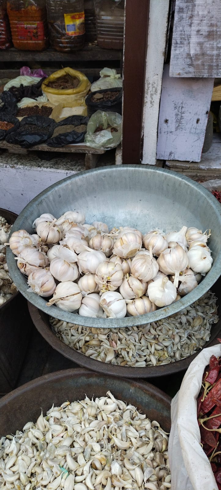 Local garlic is effective in fighting diseases...the Chinese one is only shiny