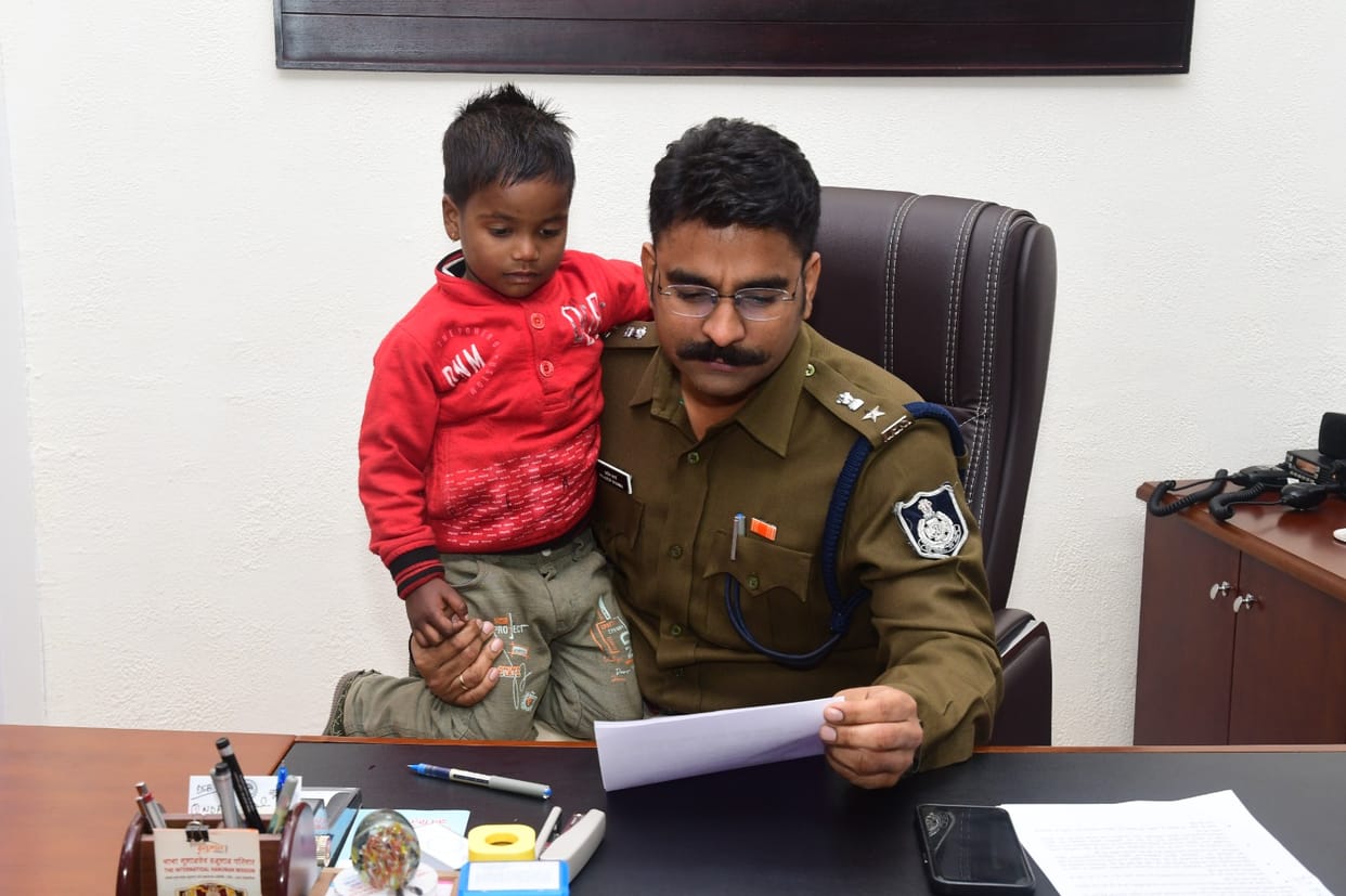 Know who is the boy sitting in the lap of SP, whose photo is going viral, why was he made a child constable