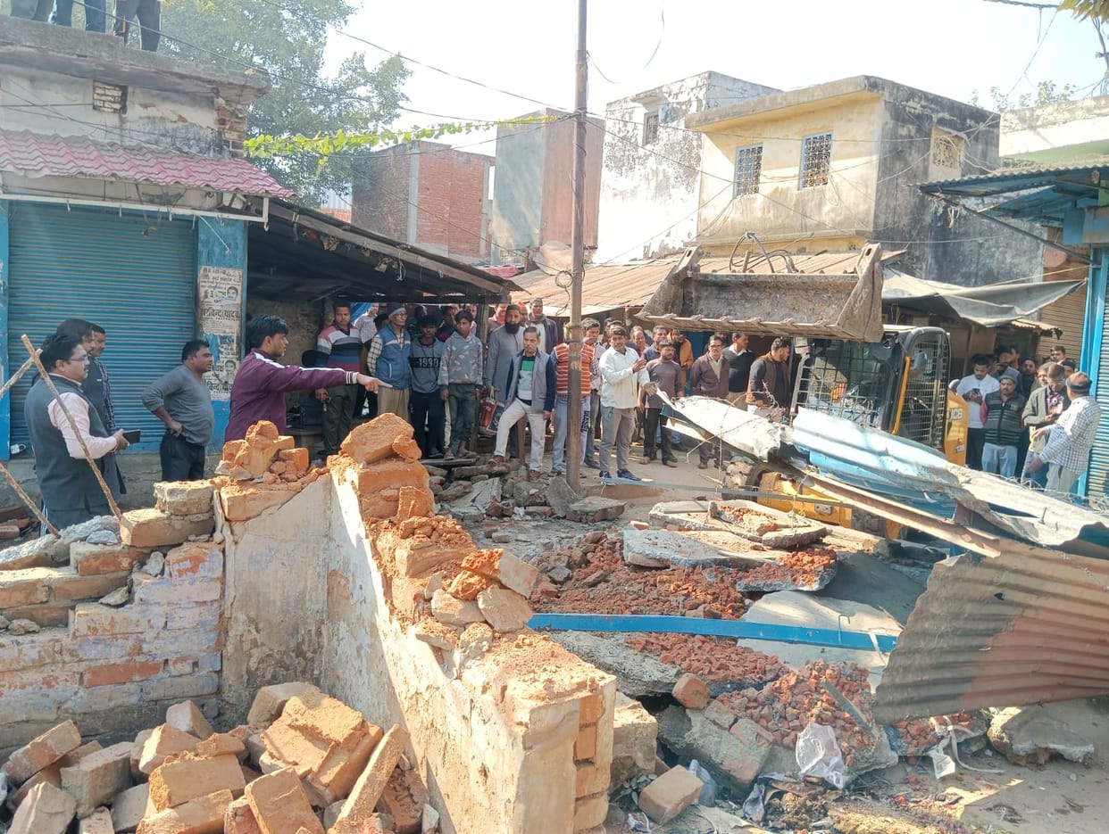 Bulldozers ran amidst protests, shops' platforms demolished
