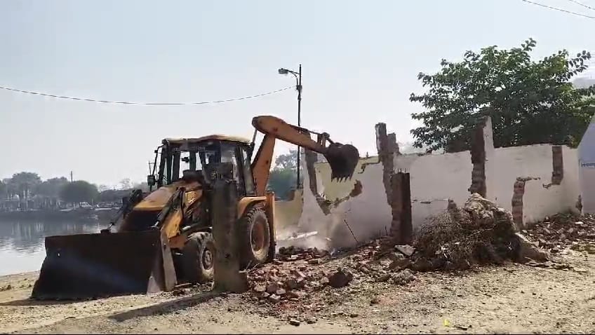 The administration demolished nine houses built by encroaching near the pond in damoh