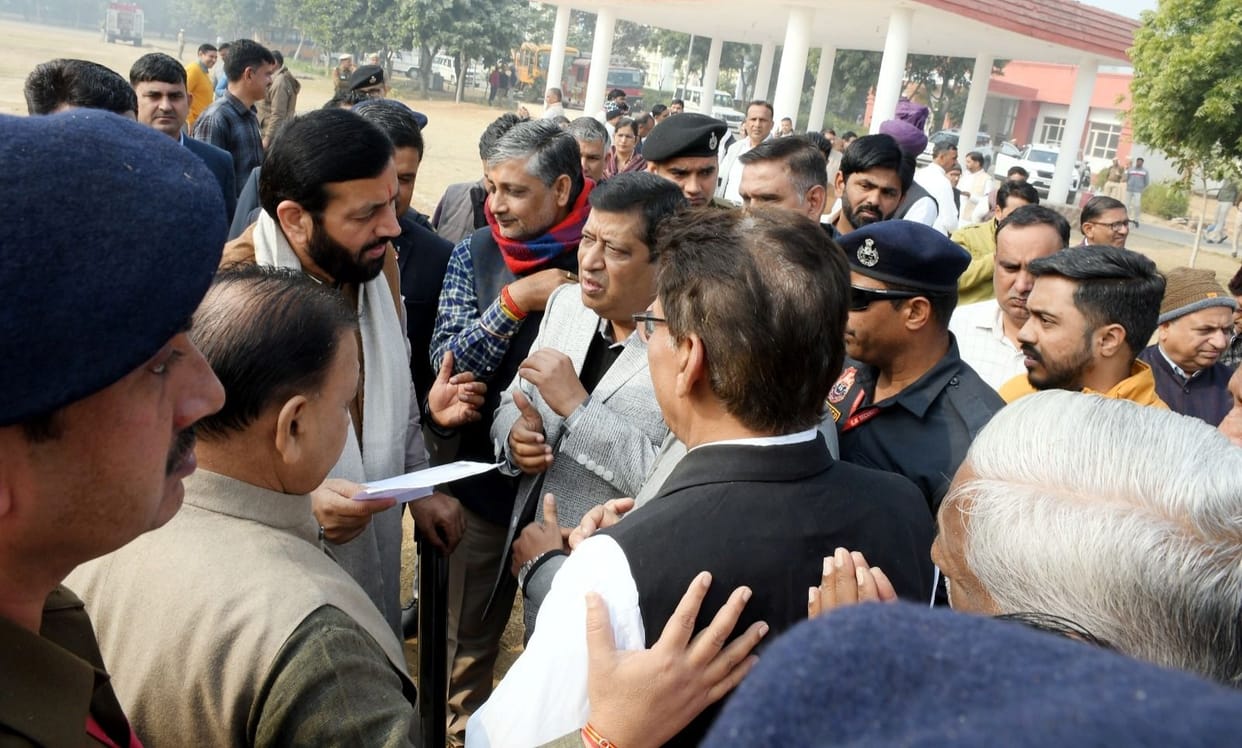 The loss caused by the fire in Chinar Fabrics should be compensated