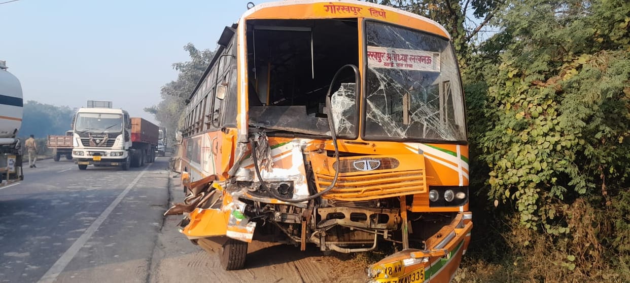 Collision between roadways bus and pickup, one dead, seven injured