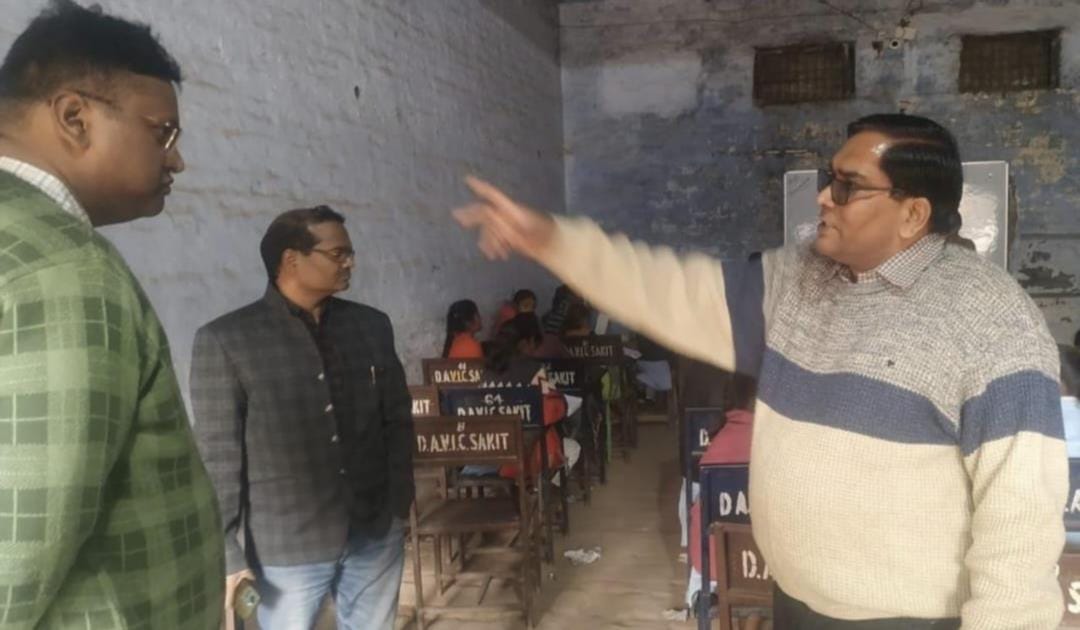 Supervisor gave instructions to close the boundary with tin shed at the center built in Sakit.