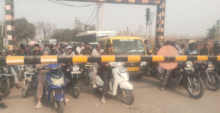 Dehradun: ट्रेन गुजरने से ठीक पहले खोला फाटक, खड़े थे 100 से अधिक वाहन, मची अफरा-तफरी, गेटमैन निलंबित