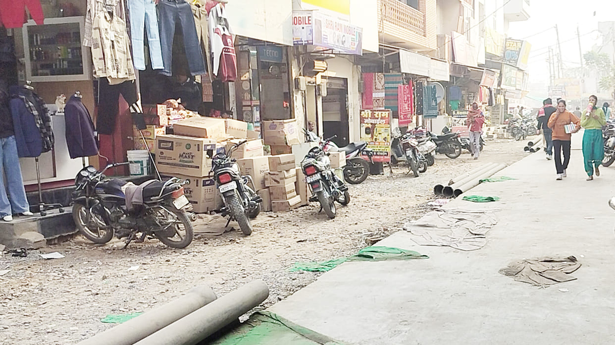 Road construction work is stuck due to non-laying of water pipeline, shopkeepers met SDM