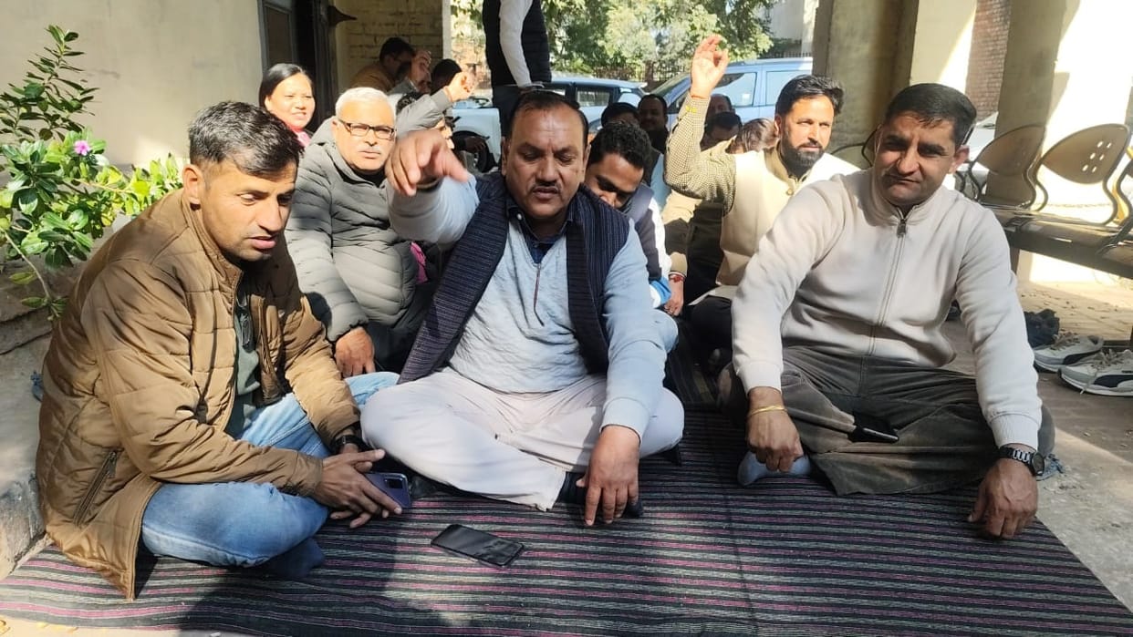 Patwar and Kanungo Association demonstrated for their demands