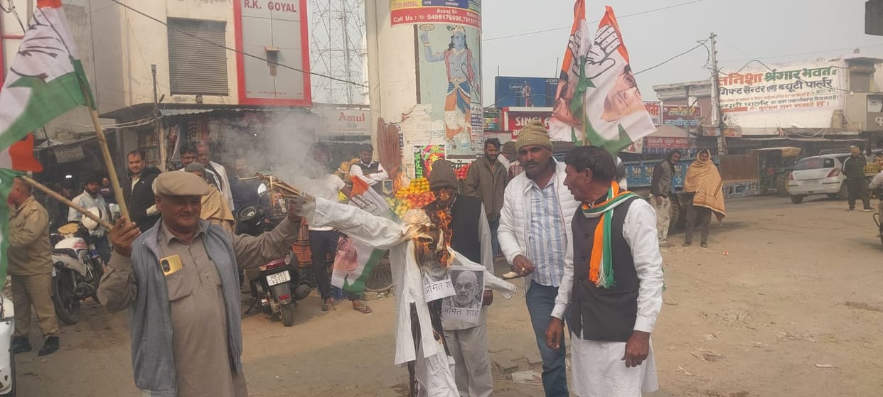 Congress workers burnt the effigy of the Home Minister