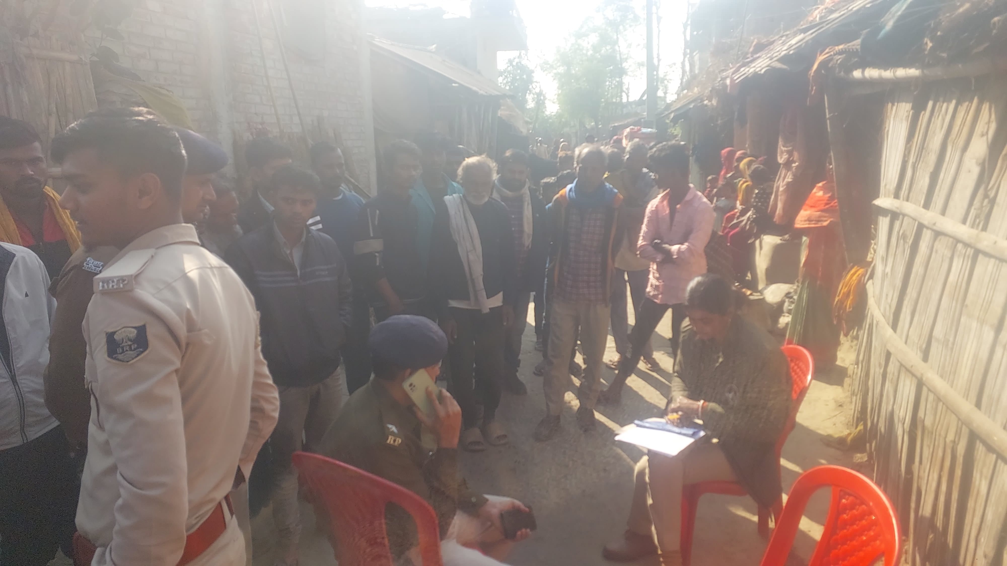 घटना के बाद मृतक के परिजनों से जानकारी प्राप्त करती पुलिस