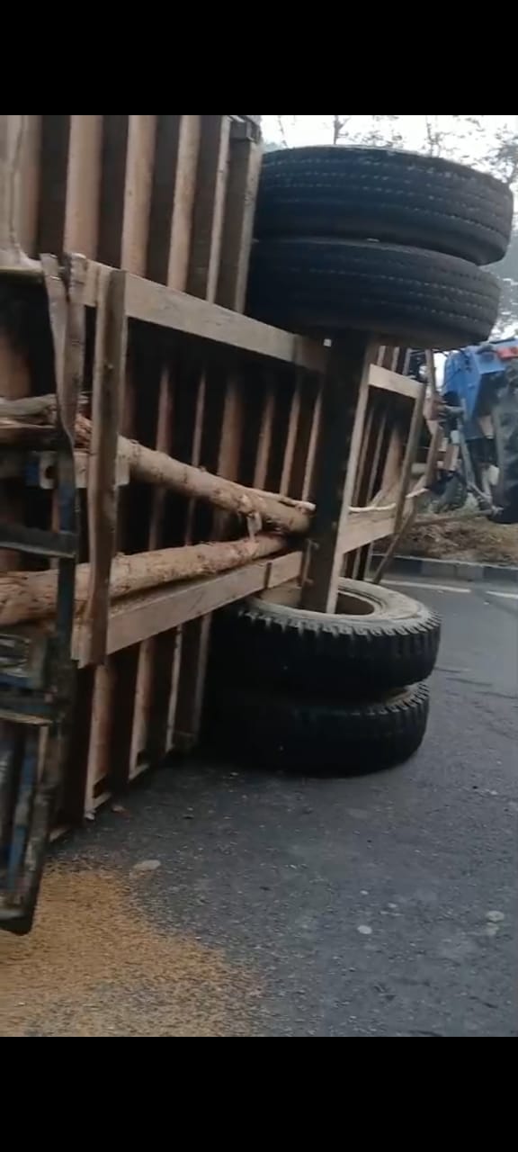 Tractor-trolley overturned after climbing on divider, jam for one and a half hour