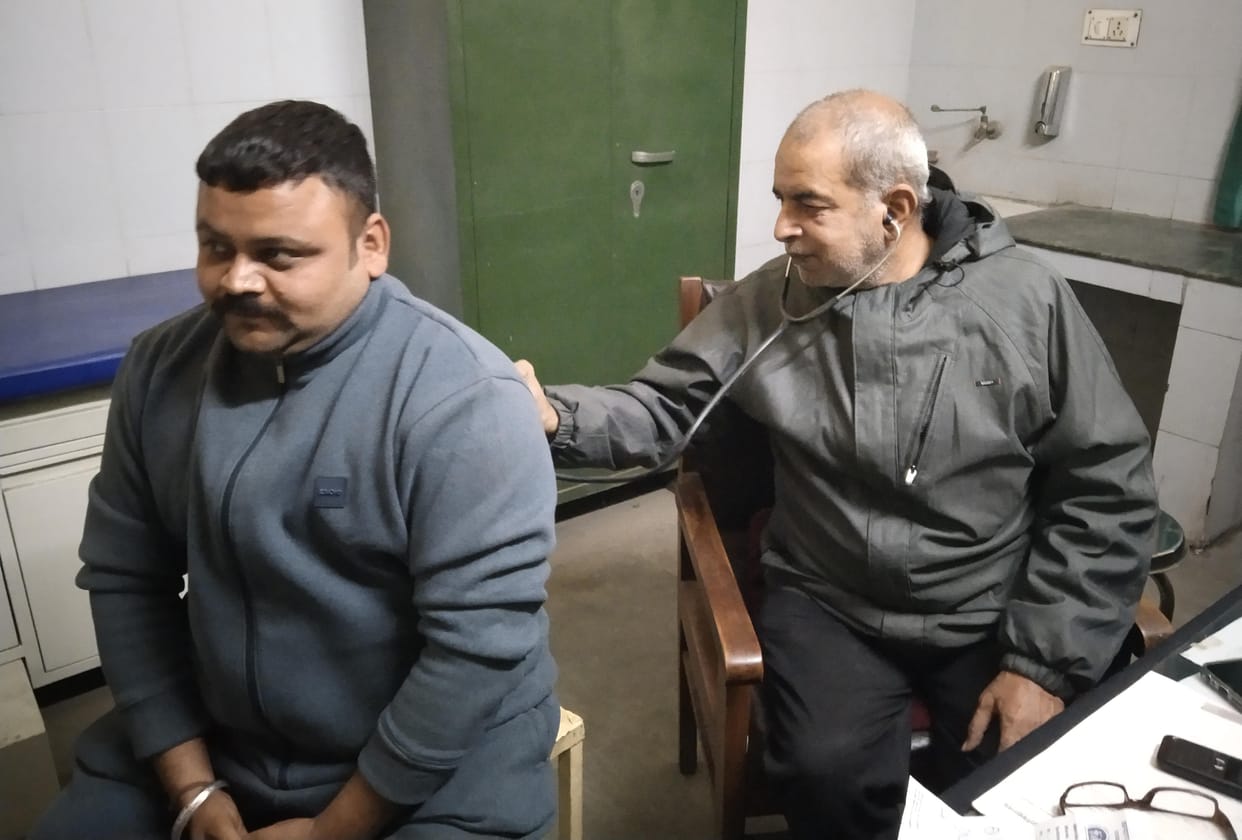 Chest pain due to cold, 22 people reached district hospital