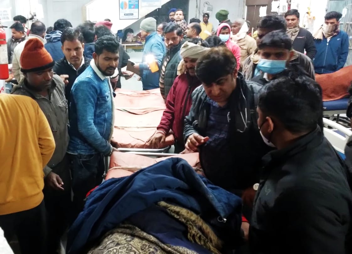 Car rams into truck while trying to save an animal, five people die