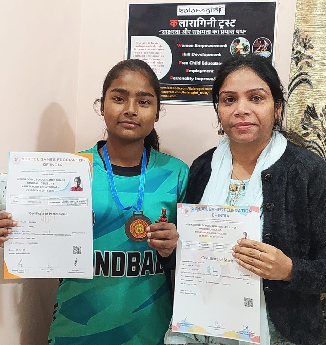 Class 9 student Ragini won bronze in handball competition.