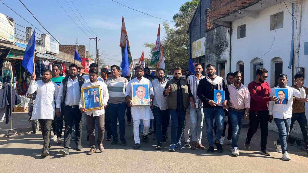 कोतमा में विरोध प्रदर्शन करते युवक कांग्रेस कार्यकर्ता