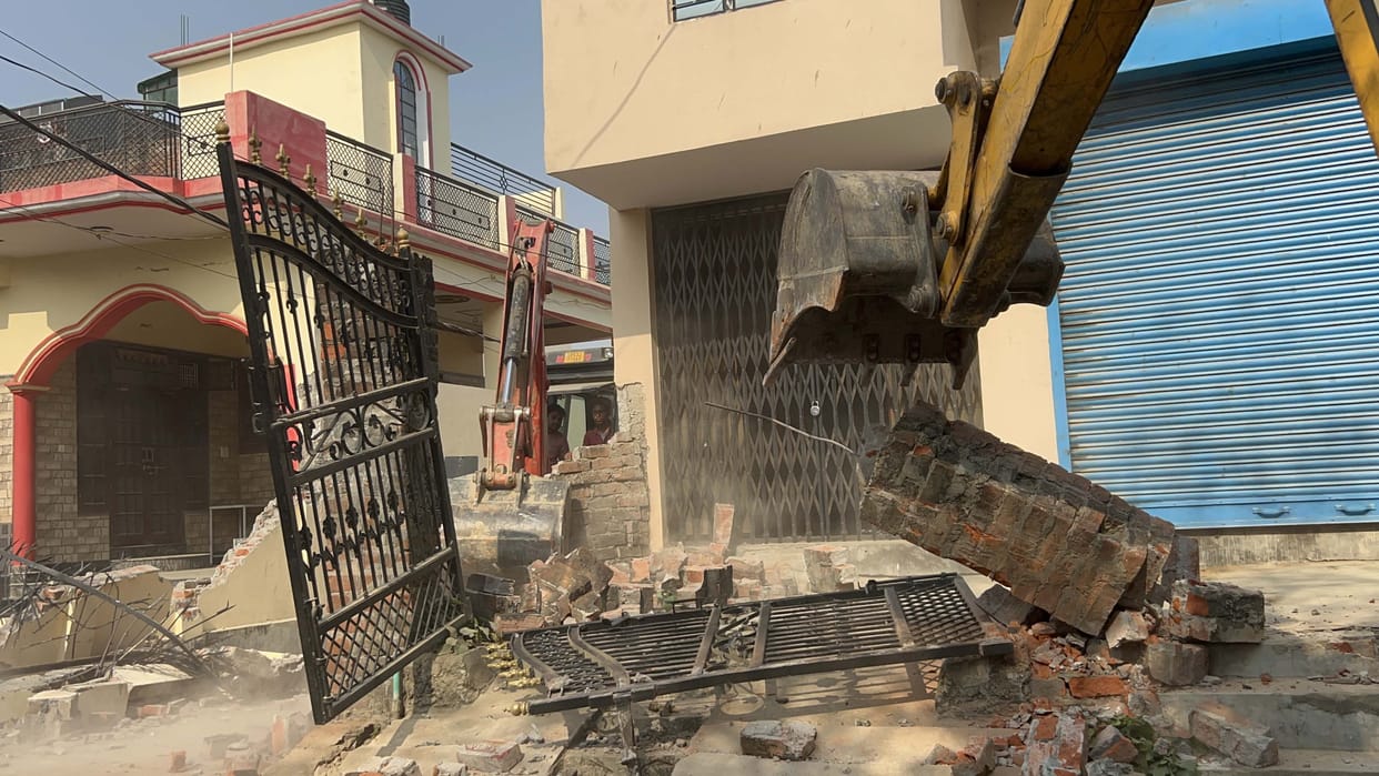Gorakhpur News: Khariya Pokhara: Despite fierce opposition, bulldozer runs on illegal construction