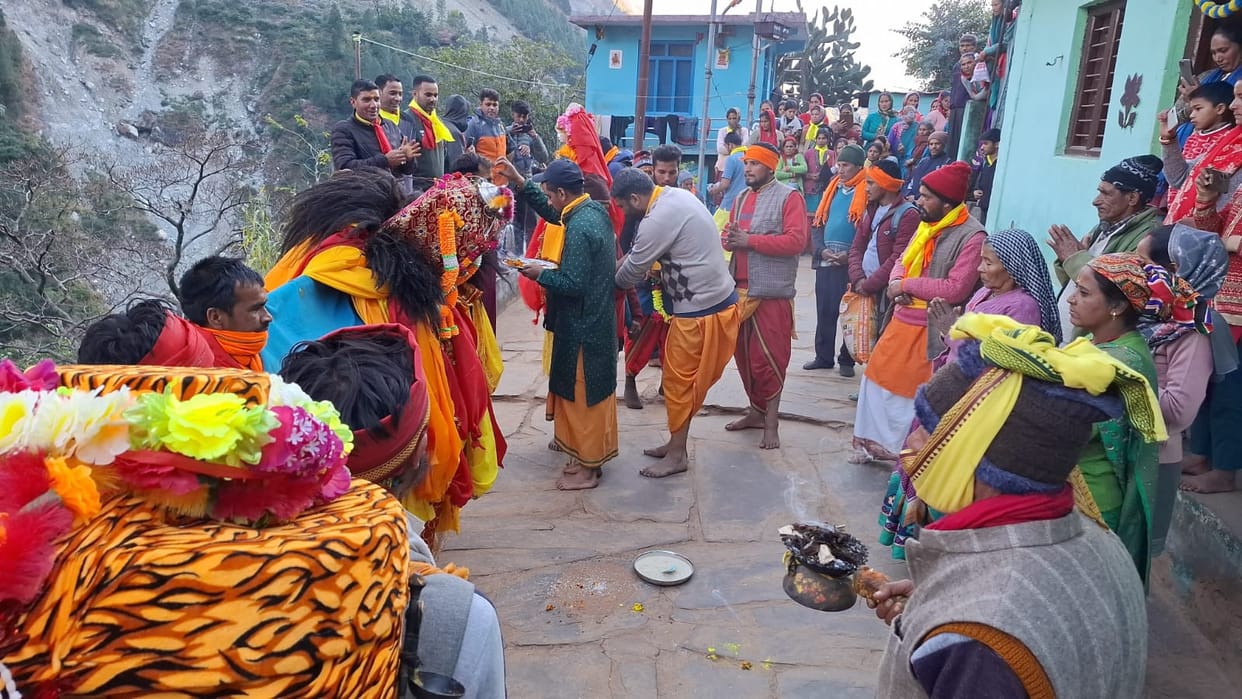 Someshwar Devta performed Dangri dance on the beats of Dhol-Damaun.