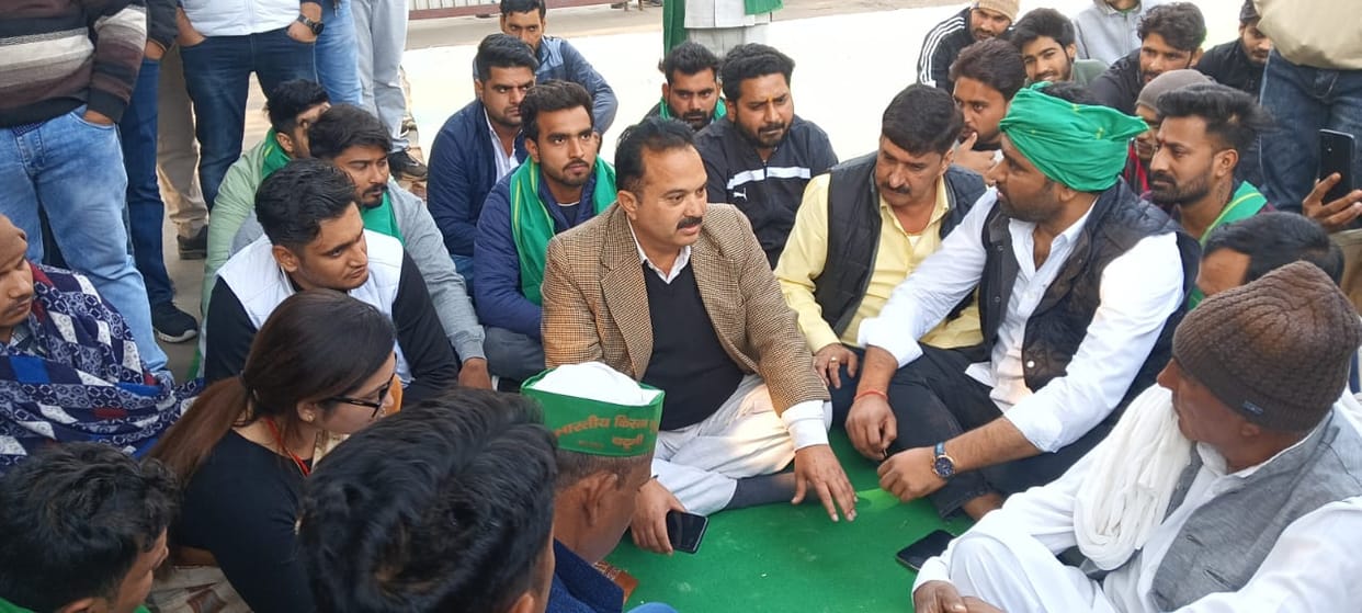 Dharna-demonstration at Kinauni mill for outstanding sugarcane payment