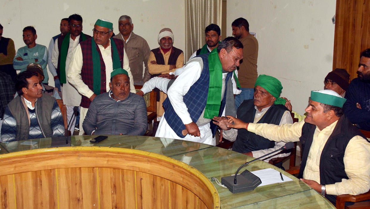 Farmers got entangled with each other when they spoke in between