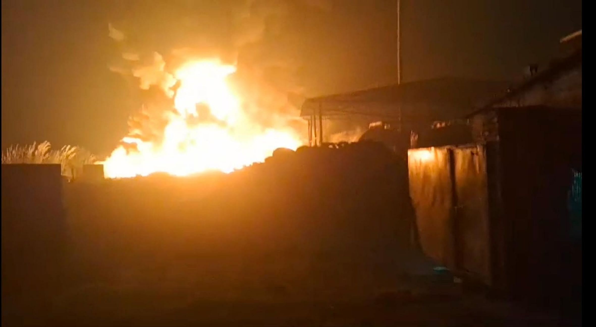 Fire broke out in tire oil plant, stampede broke out