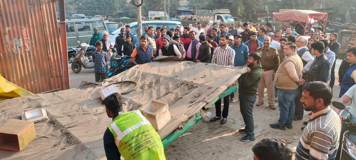 Municipality cleaned the footpath till Hathi Darwaza