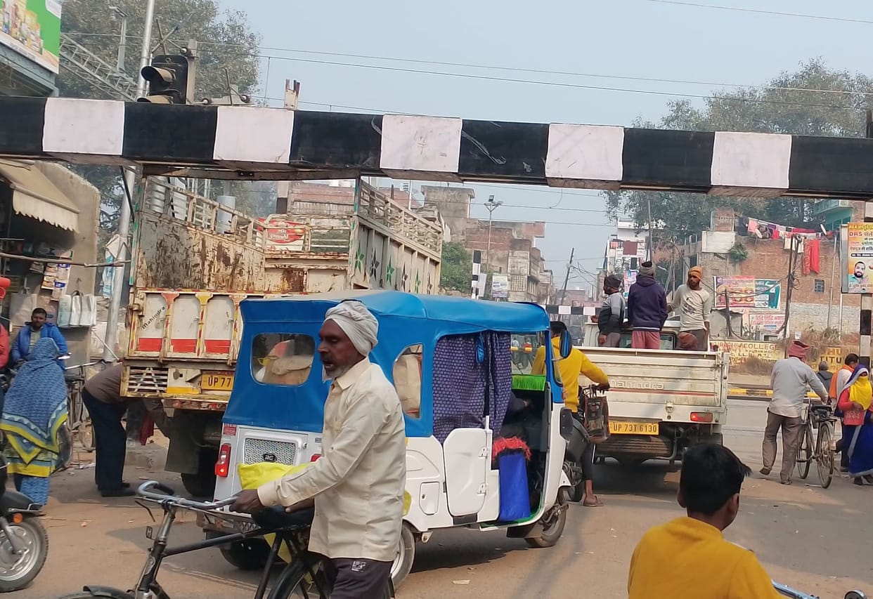 Vehicle stuck in height gauge of Bharwari railway gate, jammed