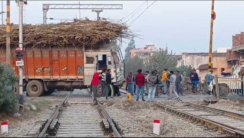 Truck stuck at the gate, Siddhabali Express stood for 20 minutes