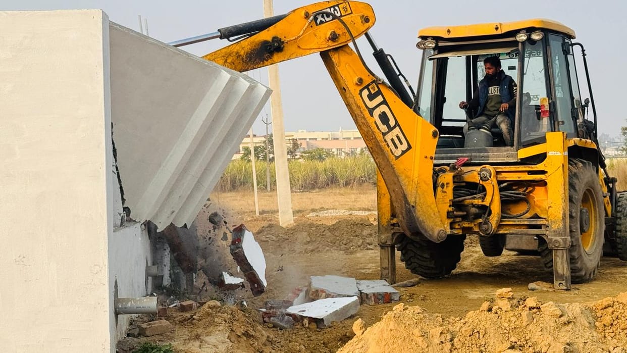 JCB runs on two illegal colonies in Bilaspur