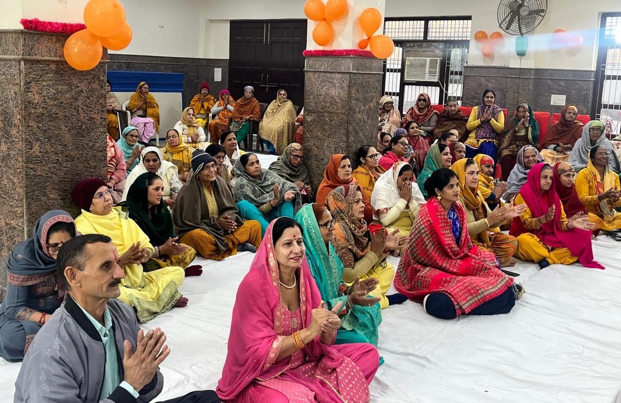 Crowds of bearish women are seen listening to the Bhagwat being conducted in Gaurishankar temple