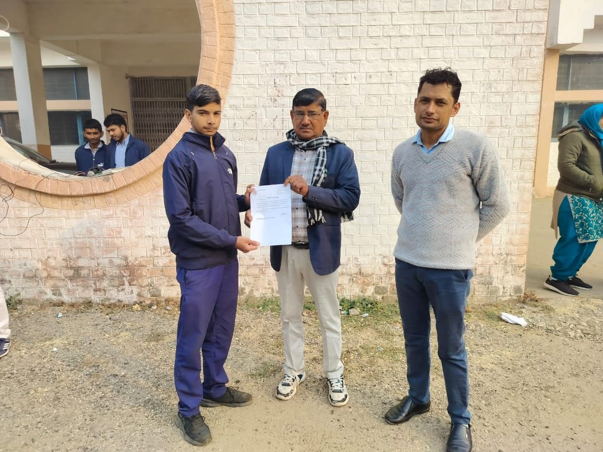 Two students who made a battery-powered automatic boat received a certificate of appreciation.