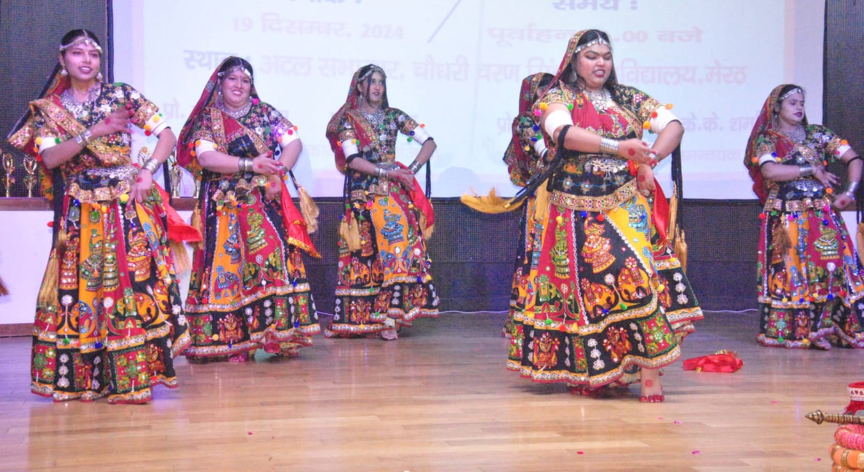 Bumbaro Bumbaro Sham Rang Bumbaro... The audience danced to the performance.