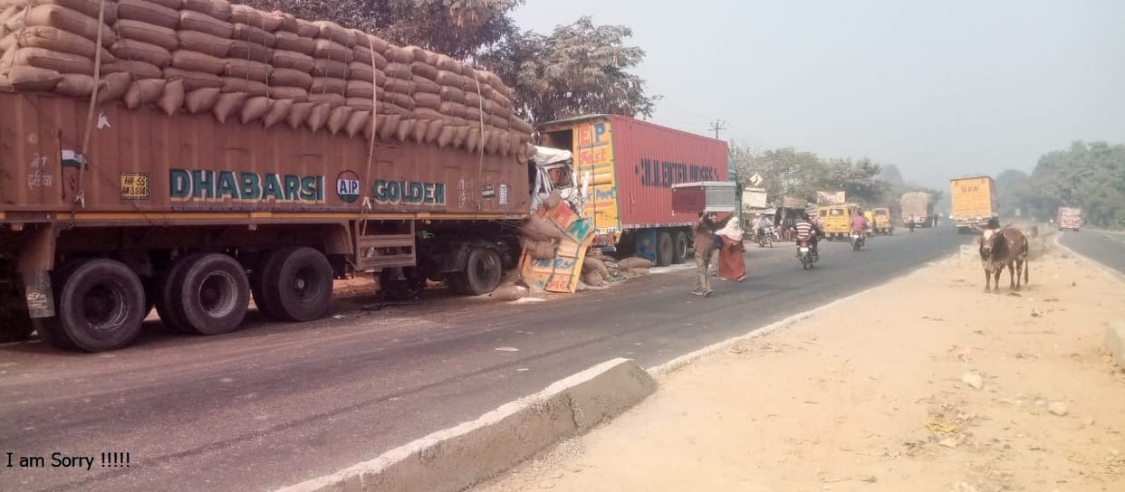 Collision between two trucks on the highway, driver's leg broken
