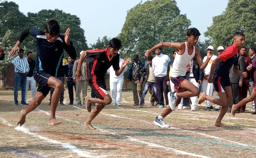 Aniket of Shahjahanpur and Nandini of Pilibhit won the 100 meter race