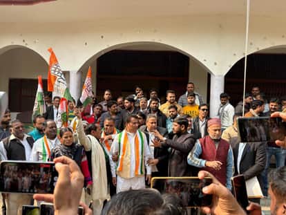 प्रदर्शन करते कांग्रेस कार्यकर्ता।