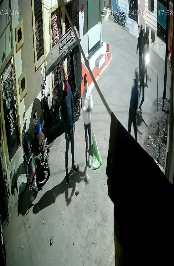 Ujjain News: Miscreants threatened to kill the journalist and pelted stones at his house