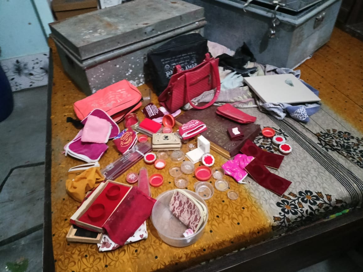 Jewelery worth lakhs of rupees stolen by cutting the lock of railway employee's house