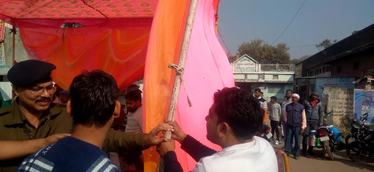 Damoh BJP burnt effigy of Rahul Gandhi tried to uproot Congress tent police kept trying to stop them