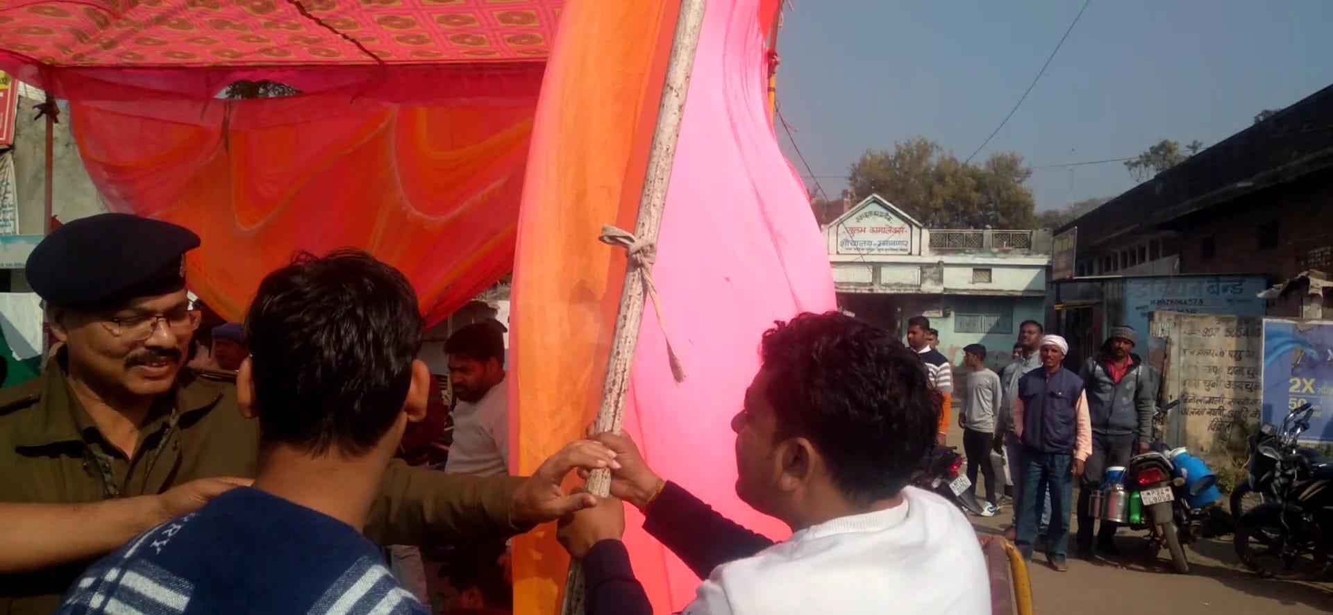 भाजपा कार्यकर्ताओं को रोकती पुलिस