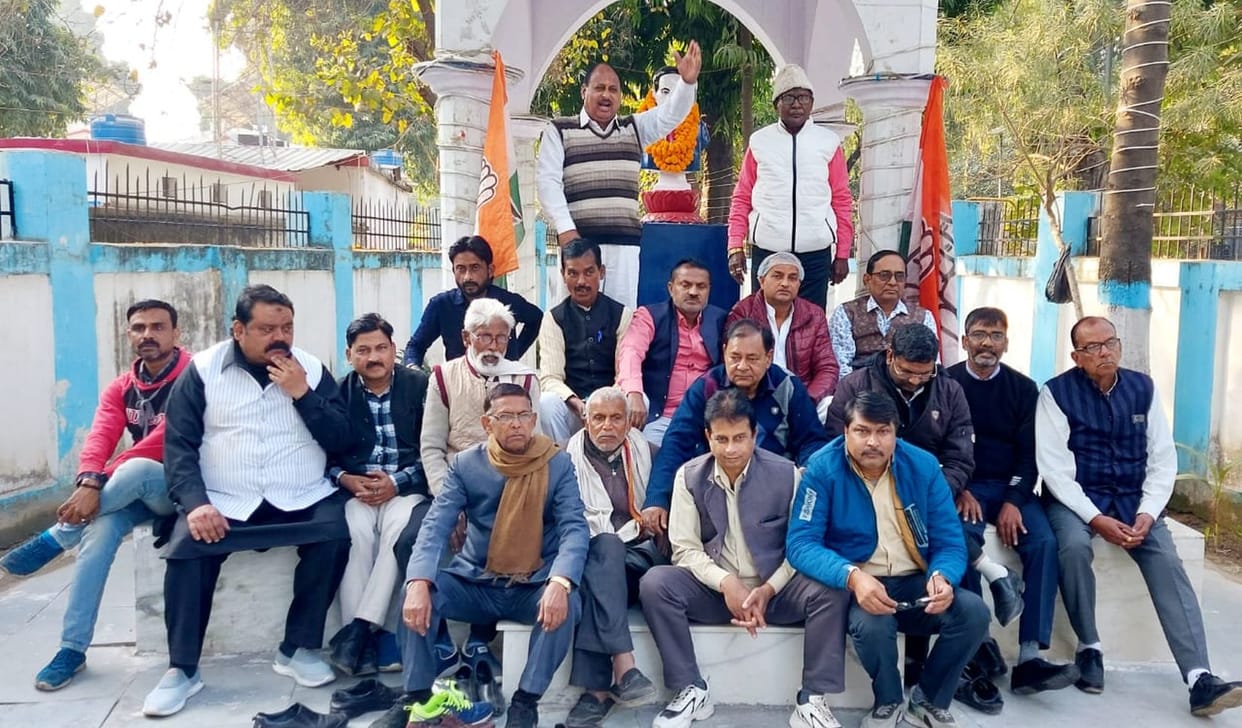 Congressmen staged a sit-in protest against the Home Minister's remarks
