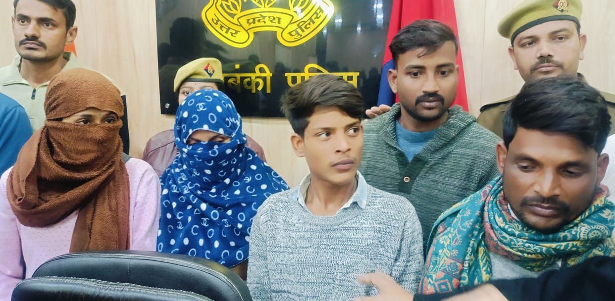 Used to take jewelery by giving wads of fake notes, seven caught