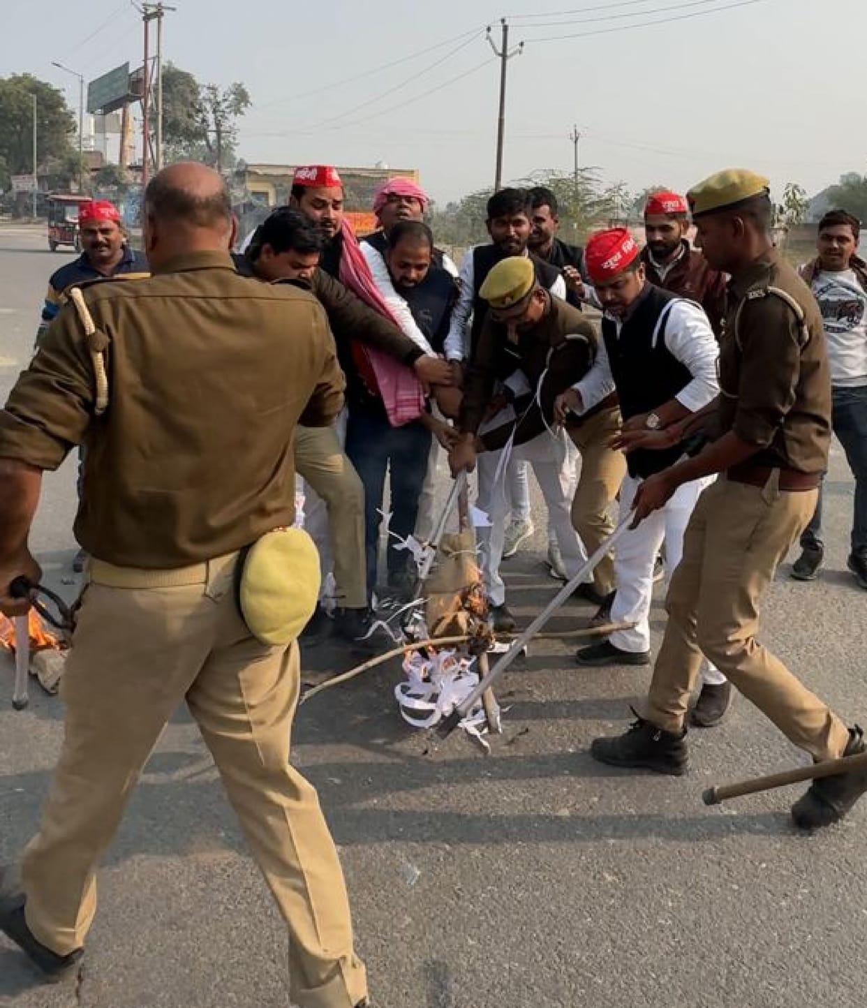 SPs burnt the effigy of the Home Minister