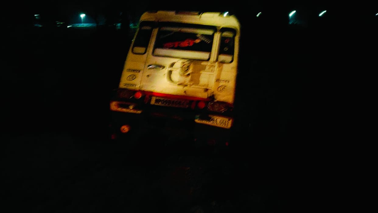 Chhindwara News High speed Gama trampled bike riders two people died three injured near Udadon of Chaurai