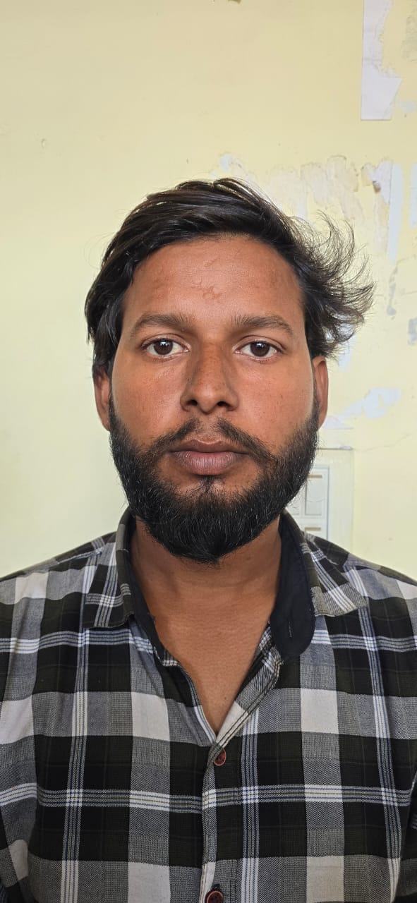 When he did not get employment, he started stealing passengers' belongings in trains
