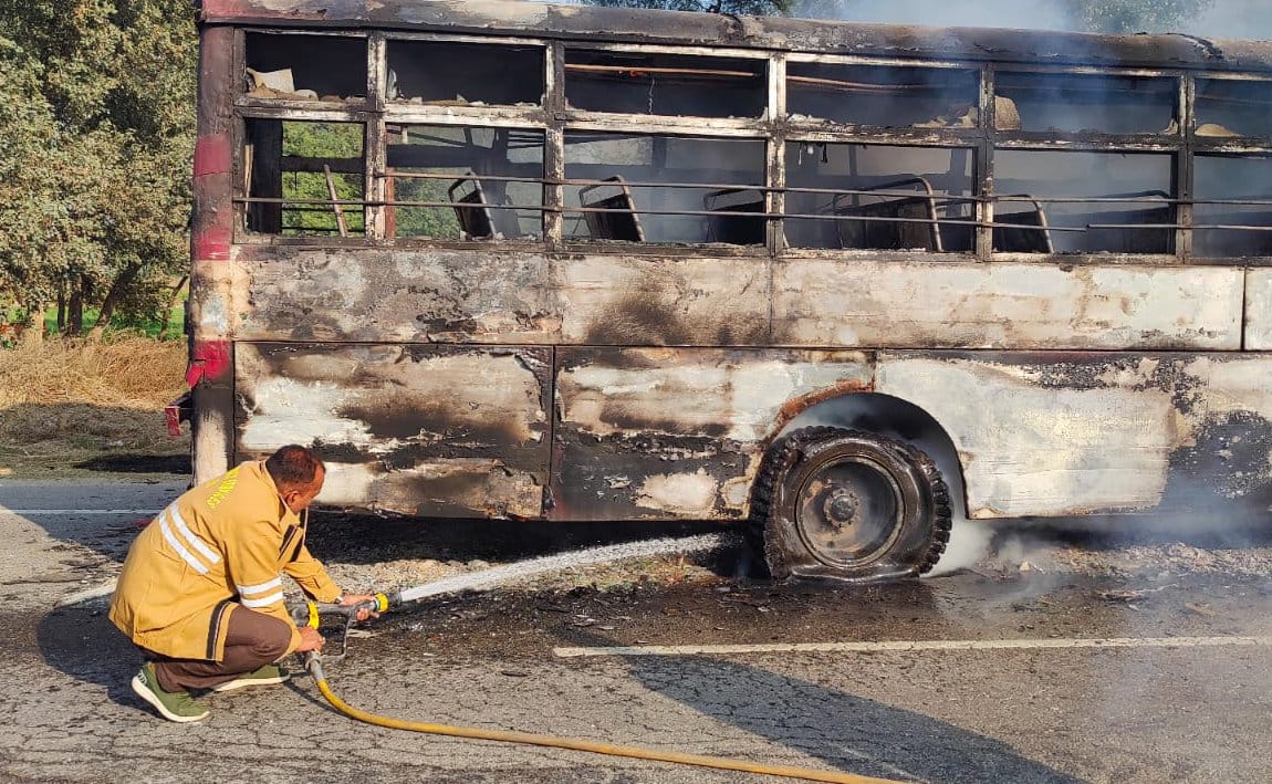 Seeing smoke rising from the bus, people ran from the cemetery to save the lives of the passengers.