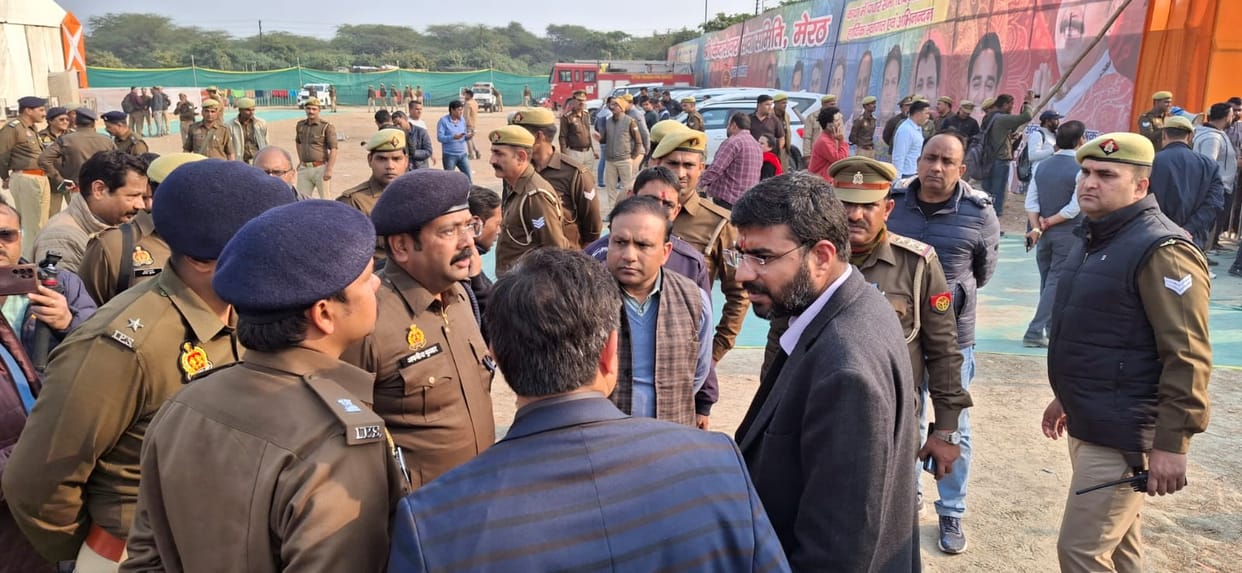 Stampede at the main gate of Pradeep Mishra's Katha Sthal, five women injured