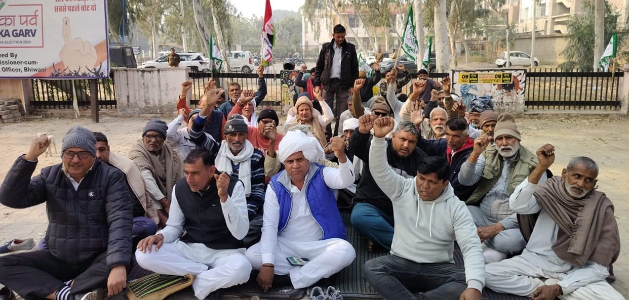 Farmers sitting on strike in support of Jagjit Singh's fast