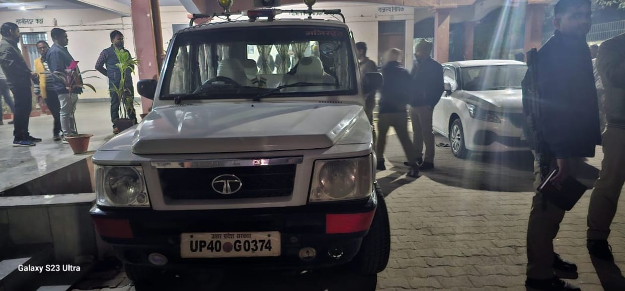 Police reached Nanpara tehsil after seeing the blood line
