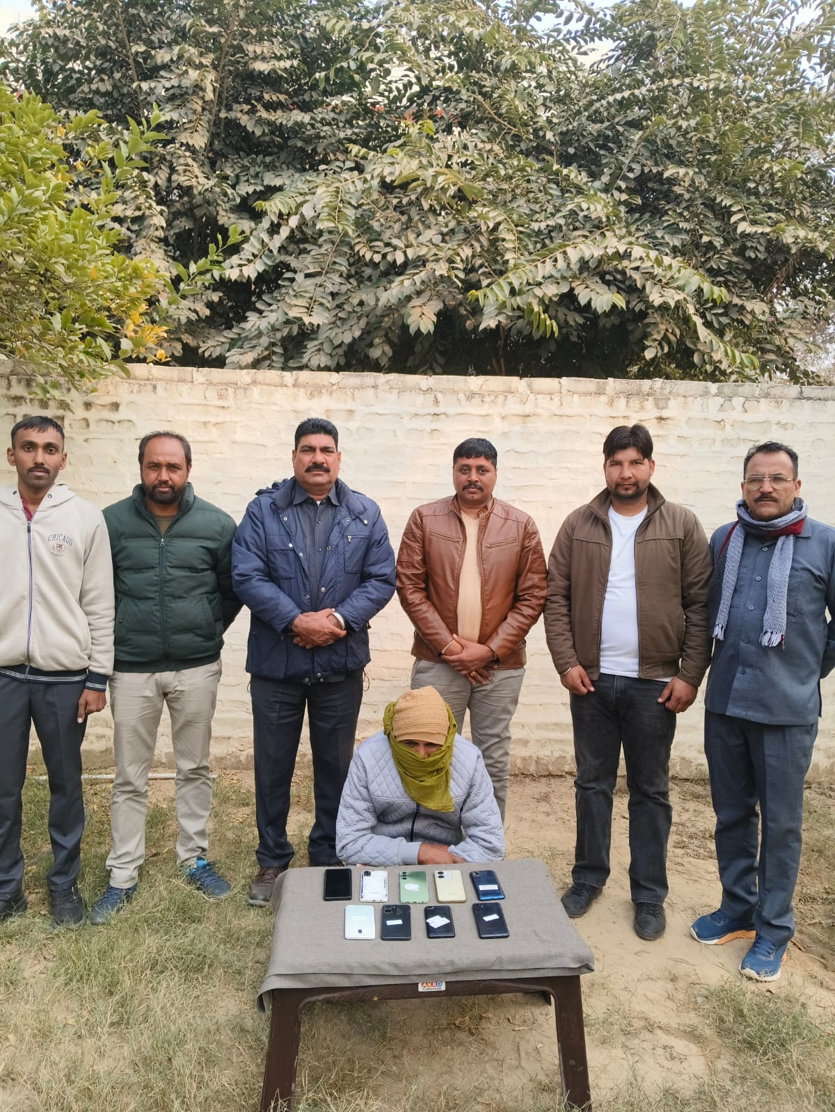 The accused of breaking the locks of the shop and stealing the mobile was arrested