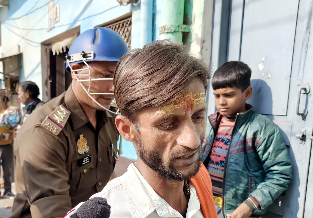 Hindu youth wearing saffron towel around his neck tried to enter Jama Masjid