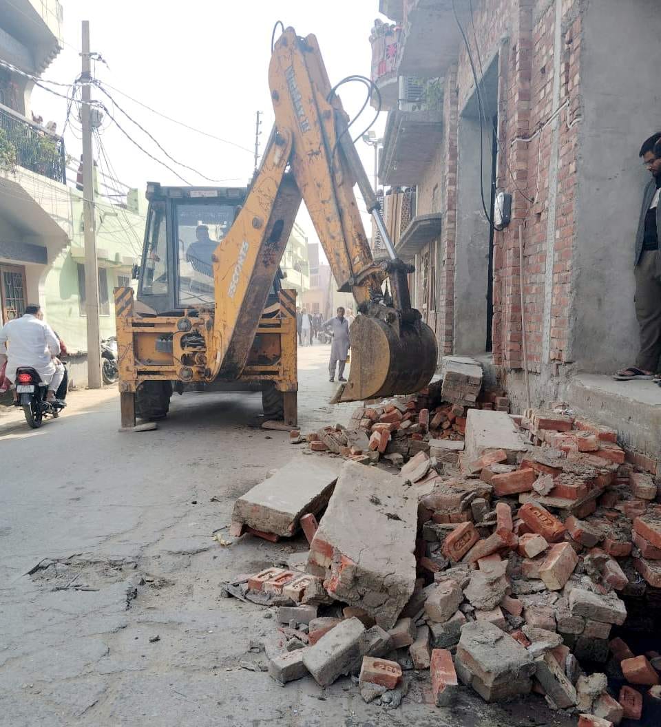 SP MP Ziaur Rahman Burke's problems are increasing continuously, now bulldozer runs on encroachment outside his house
